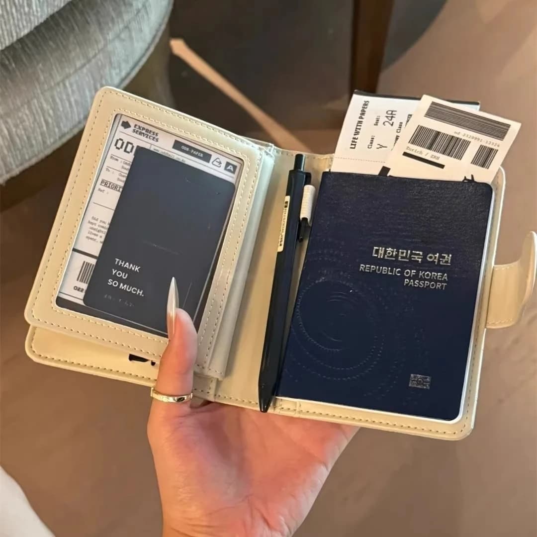 Porta Passaporto in Pelle PU per Uomo e Donna - Organizzatore Protettivo per Carte e Documenti, Custodia da Viaggio alla Moda
