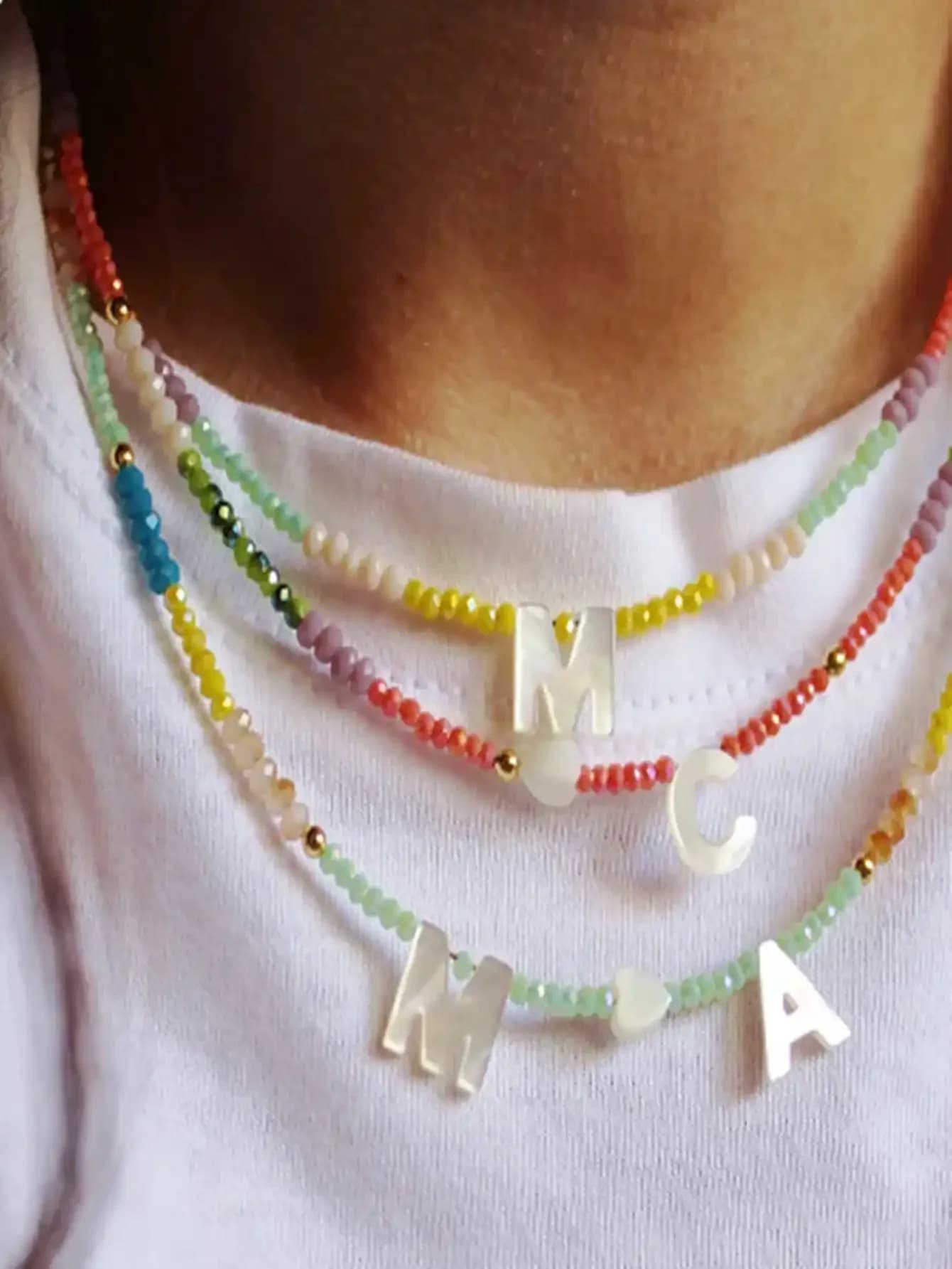 Collana a strati con iniziali in perline e ciondoli in madreperla