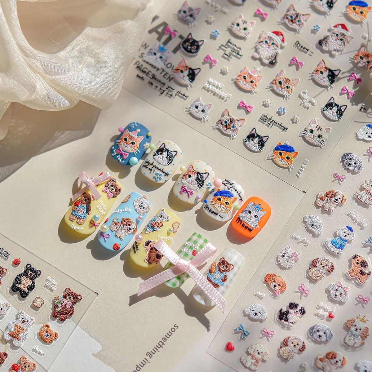 3 adesivi per nail art con gattini, cani e orsi ricamati in stile cartone animato - Squisiti adesivi per nail art, facili da applicare.