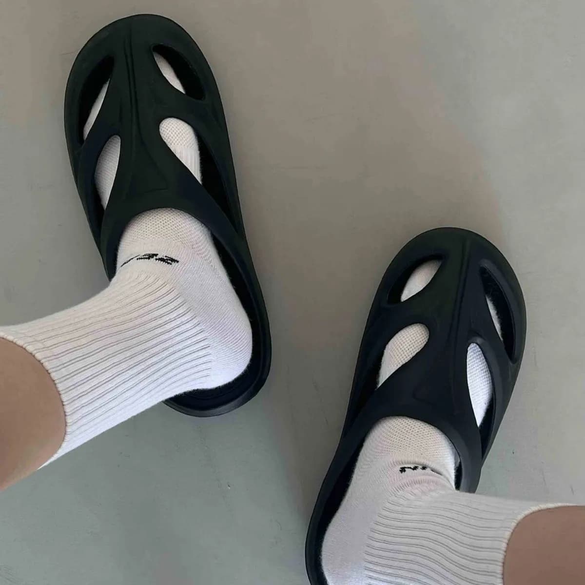 Traceway shoes hollow summer new special-shaped wading non-slip beach hole shoes thick-soled outer wear cool slippers tide