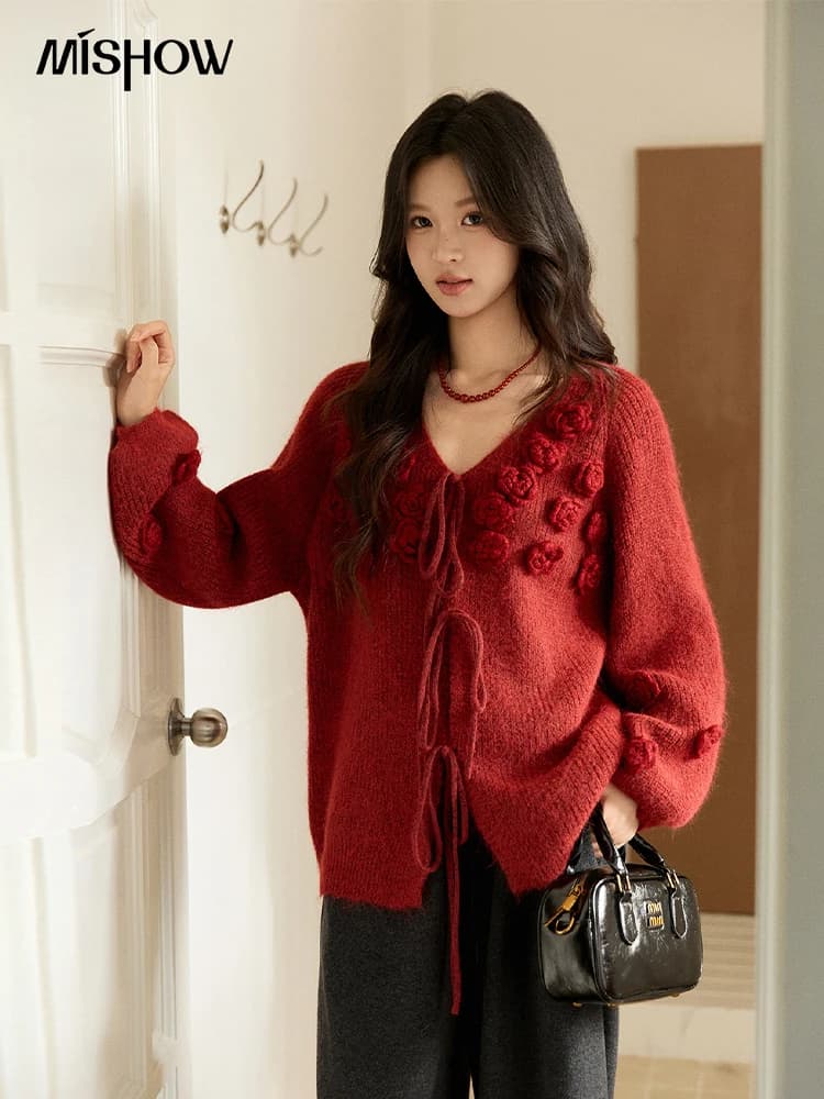 MISHOW Maglione Rosso Lavorato a Maglia da Donna per il Nuovo Anno 2025, Autunno Inverno, Motivo a Rose, Scollo a V con Lacci, Maglione Caldo e Ampio MXE94Z2956