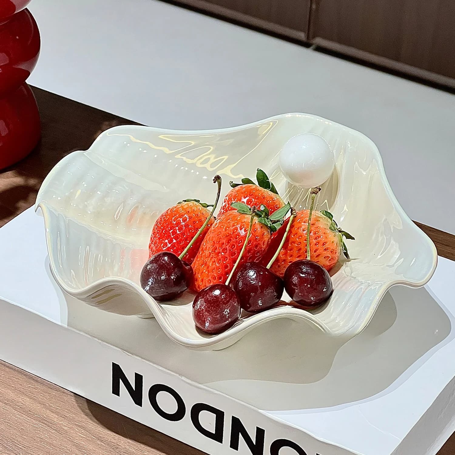 Ciotola in Ceramica per Frutta con Design a Conchiglia Rossa - Elegante Contenitore per Snack, Frutta Secca e Frutta Fresca per le Feste di Capodanno