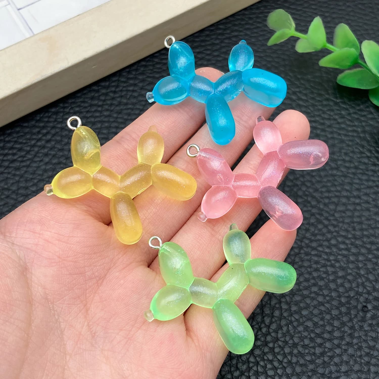 5/10 ciondoli colorati per cani con palloncini: adorabili pendenti in resina per orecchini, bracciali, collane e portachiavi/accesso per borse fatti a mano