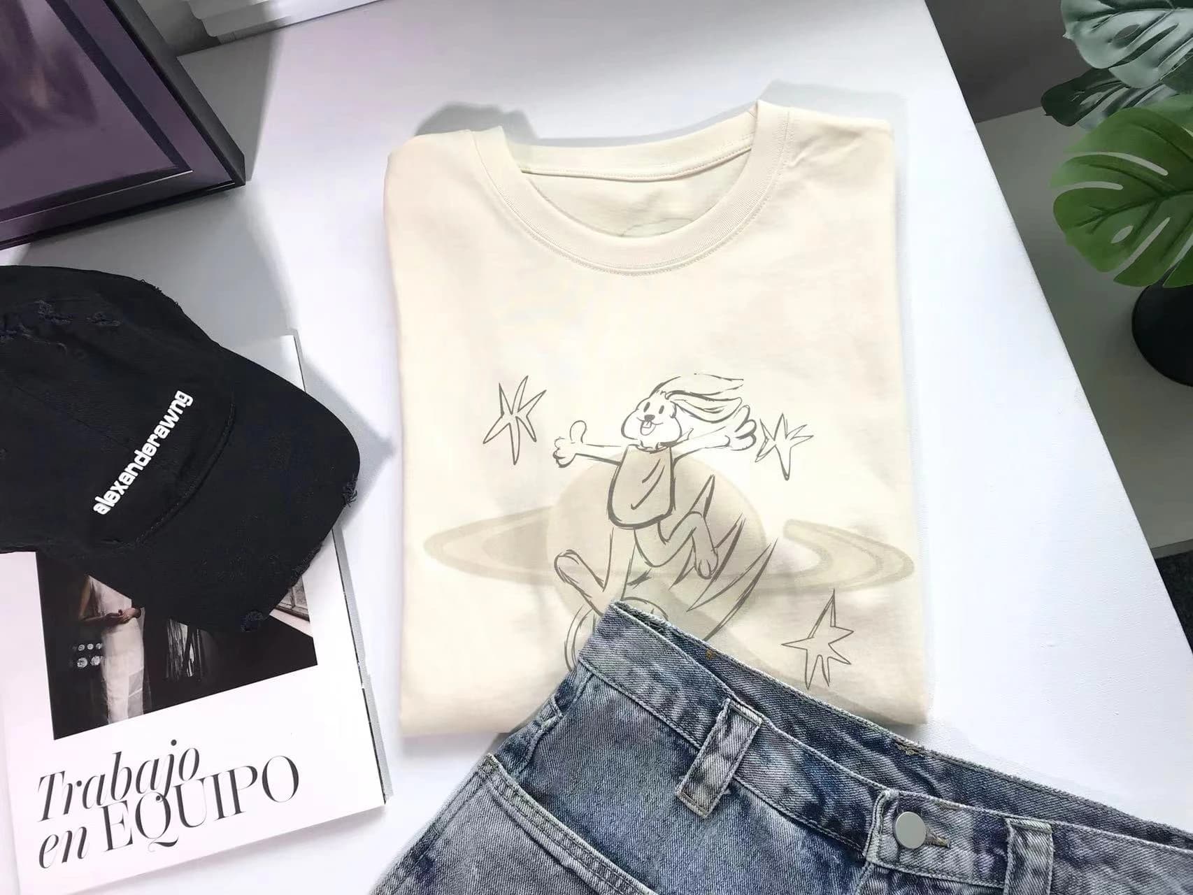 T-shirt da donna estiva con stampa graffiti di coniglio dipinta a mano, girocollo ampio, design di tendenza, stile street INS, in cotone a maniche corte