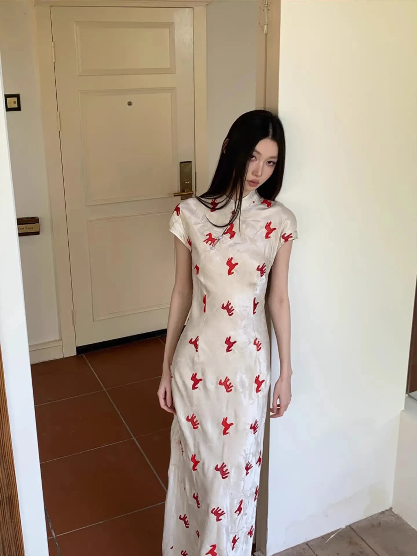 Elegant Red Dress Embroidered Floral Pattern Engagement Ceremony Dress Traditional Chinese Style Long Skirt Bodycon