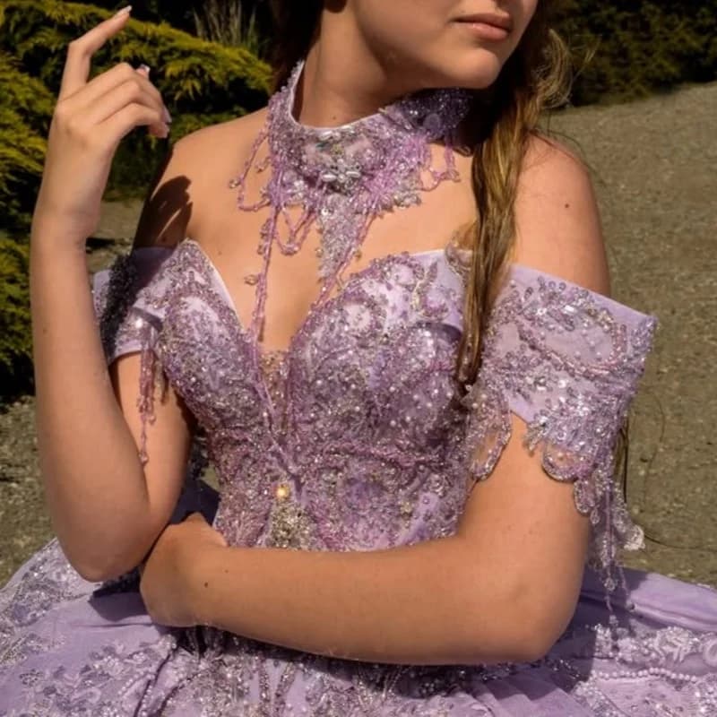 Abito Quinceanera viola lucido con spalle scoperte Glitter cristallo Fiore 3D Decalcomania Coda lunga Fiocco Abiti da 15 Quinceanera Personalizza