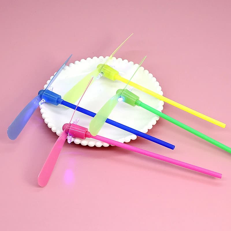 Giocattolo Luminoso a LED a Forma di Libellula, Giocattoli Volanti in Plastica Colorata con Elica per Bambini, Gadget per Feste all'Aperto, Giocattolo Classico Girevole a Mano, Novità 2026