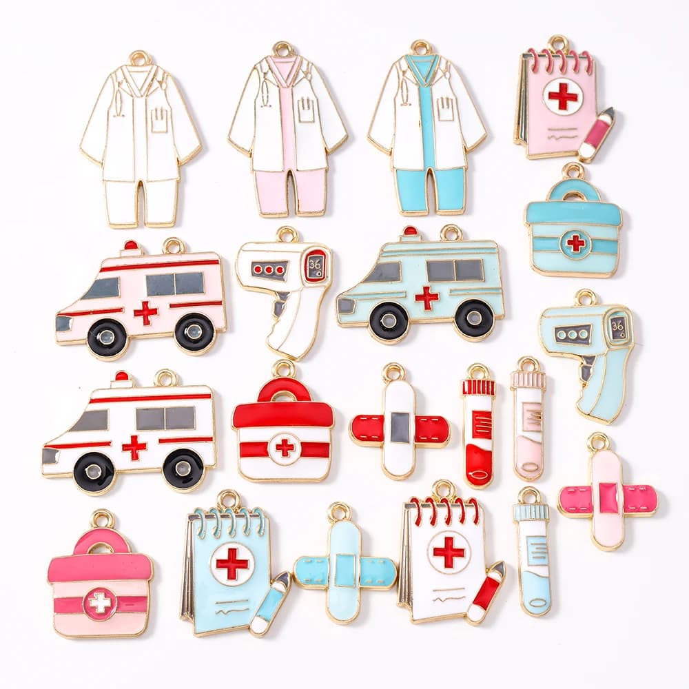 10 Pezzi Ciondoli a Tema Medico Cartone Animato in Smalto, Infermiera, Dottore, Medicina, Termometro, per Portachiavi Creativi e Gioielli Fai da Te
