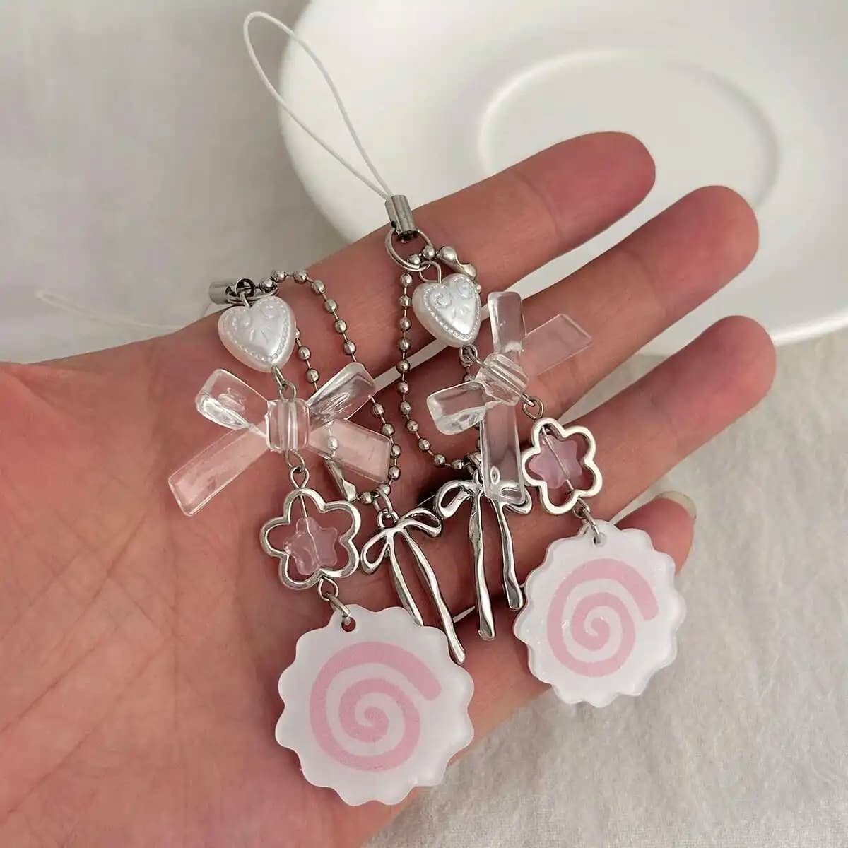 Ciondolo Portachiavi Y2K con Fiore in Acrilico e Fiocco a Cuore, Accessorio per Zaino da Donna, Portachiavi per Cellulare, Catena per Pantaloni