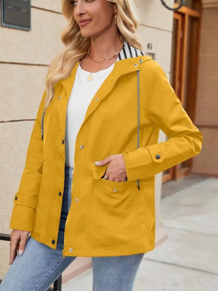 Giacca Antipioggia Casual con Zip Integrale, Impermeabile e Portatile, Perfetta per Escursionismo e Uso Quotidiano