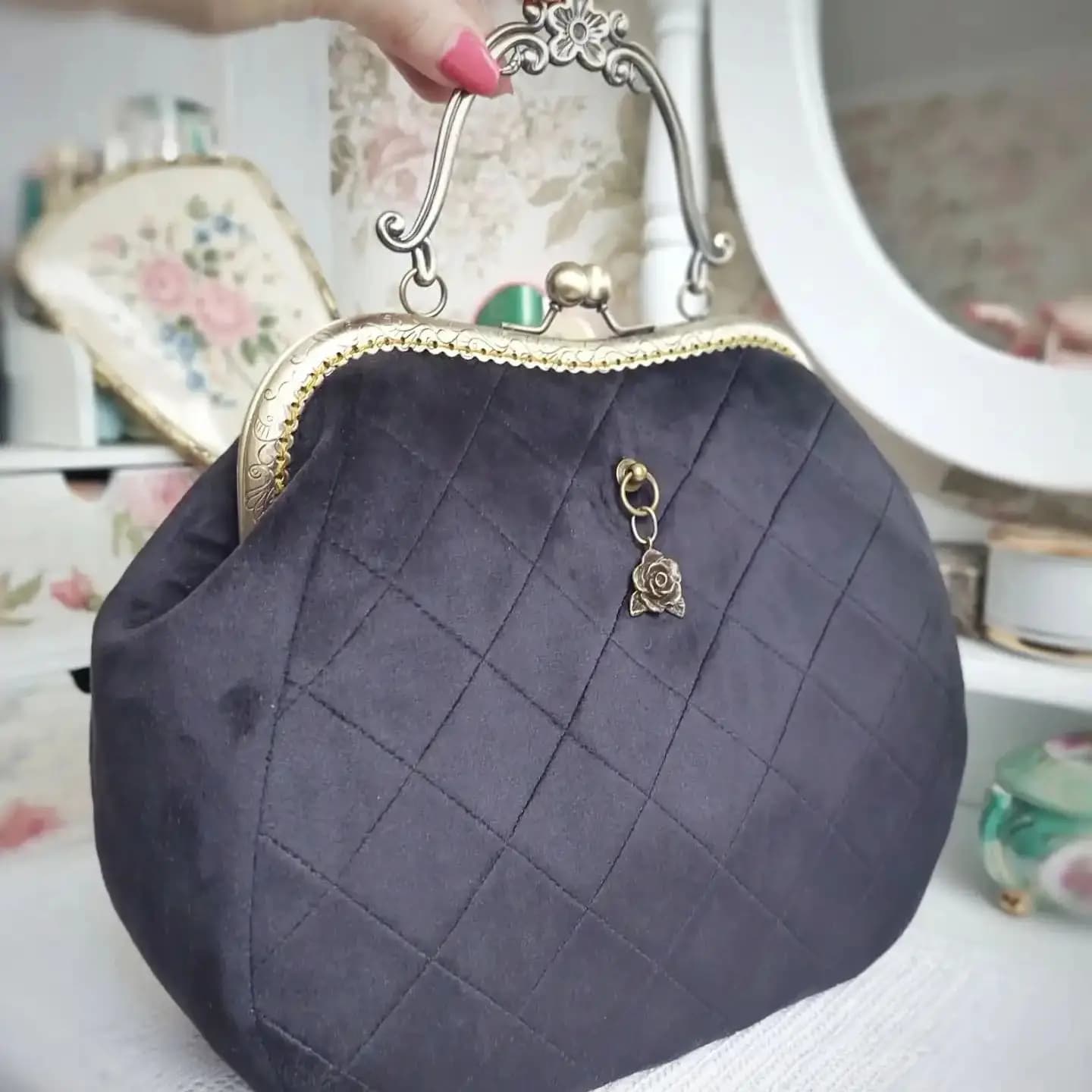 Lost in Vintage Velvet Shell Black Bags with Rose Pendant Brooch Antique Bronze Kiss Lock Evening Clutch Metal Frame 28x23x12cm
