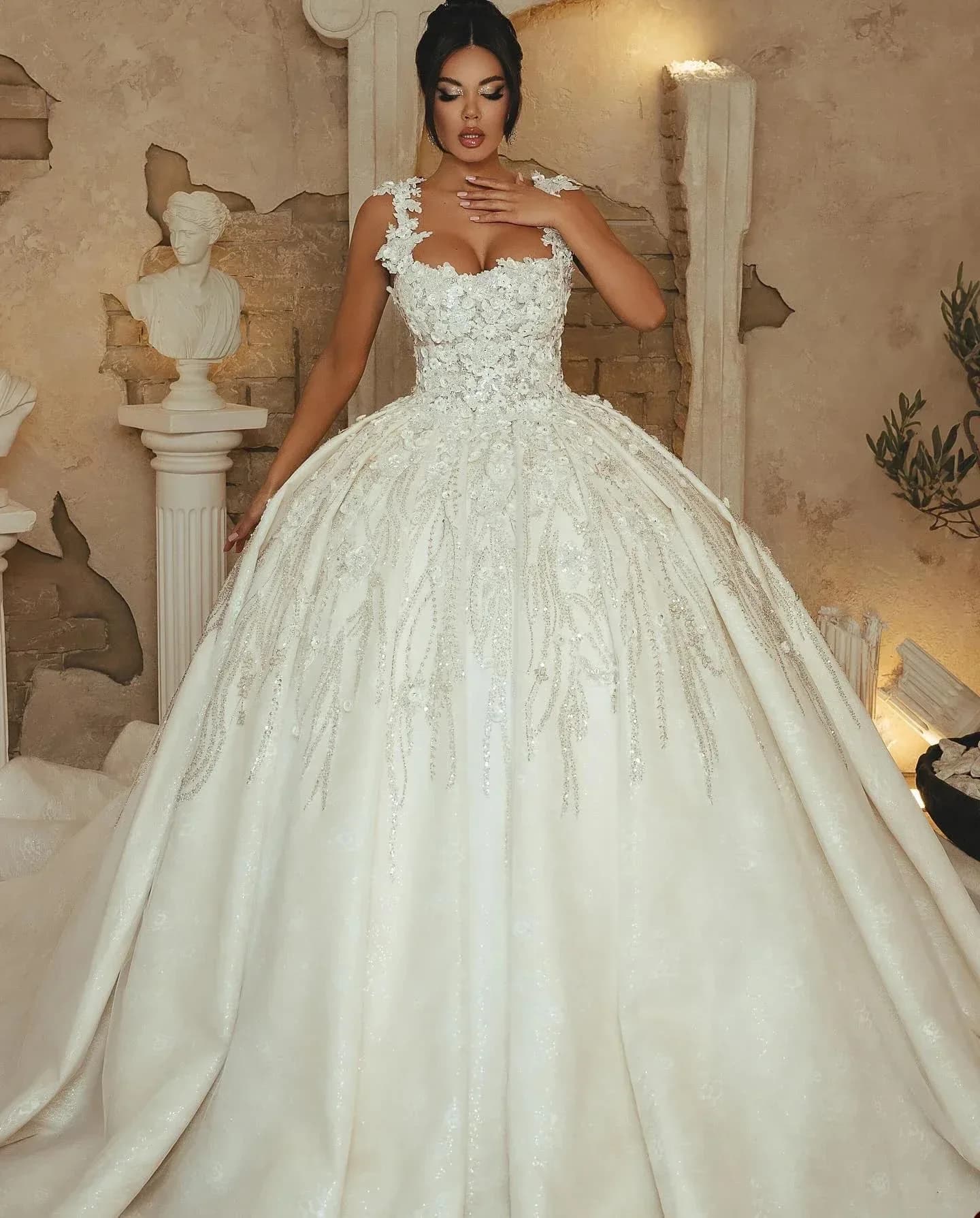 2026 Abiti da sposa di lusso Abiti da ballo da sposa con applicazioni floreali 3D Strass Backless Spalline per spaghetti Abito da sposa personalizzato