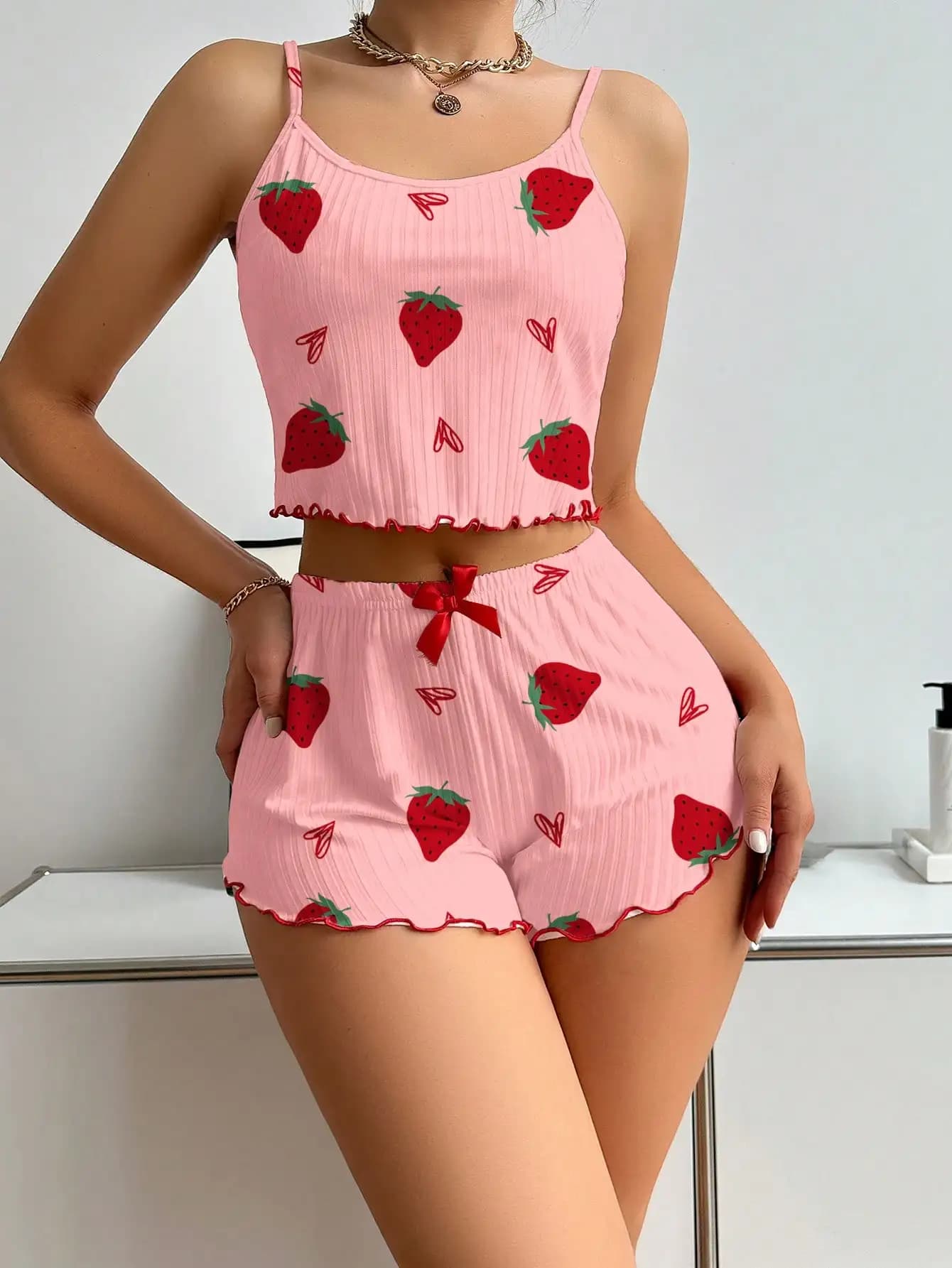 Set Pigiama Estivo da Donna in Seta Ghiaccio con Stampa Fragole, Canotta a Costine e Pantaloncini, Comodo Completo Due Pezzi
