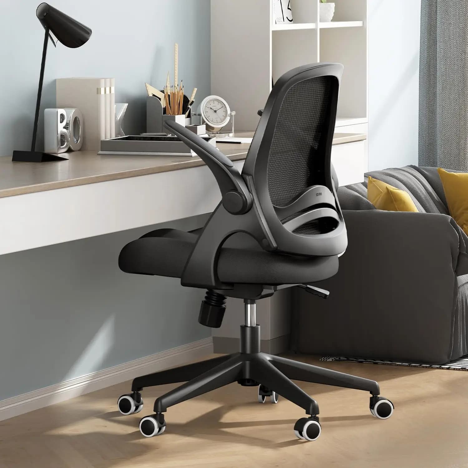 Sedia da Ufficio Ergonomica con Braccioli Ribaltabili, Cuscino a Sella, Schienale a S, Girevole, in Rete Nera, Personalizzabile
