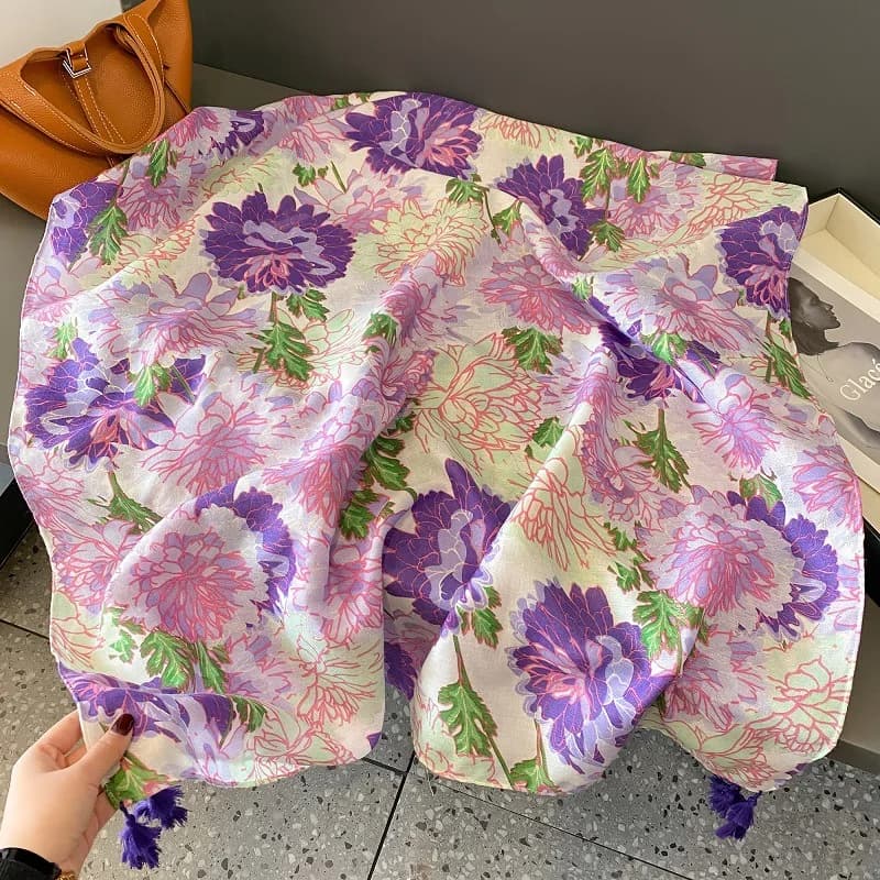 Sciarpa classica con stampa floreale blu elegante scialle con nappa Casual avvolgente per la testa antivento Hijab protezione solare telo mare da viaggio per le donne