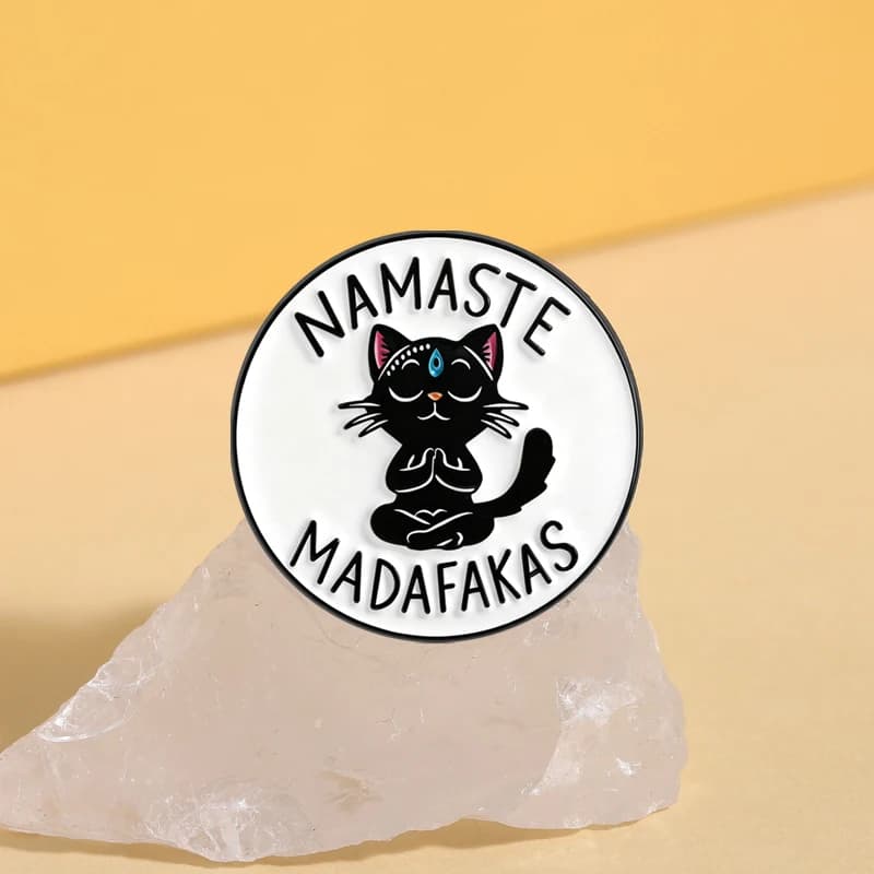 Namaste Madafakas Spilla smaltata Simpatici gattini indiani Distintivi Borse Accessori di abbigliamento Regalo di gioielli incoraggiati per gli amici