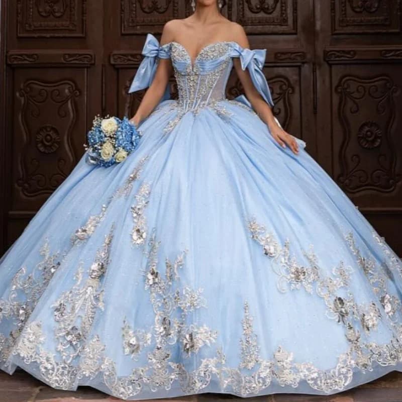 Abiti Quinceanera lucidi blu cielo Abito da ballo con spalle scoperte Applique in pizzo con perline Fiocco di cristallo Corsetto in tulle Abito dolce 16 Vesti