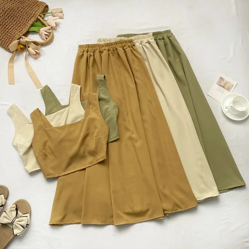 Completo da donna con top corto senza maniche a collo quadrato e gonna midi a vita alta modellante, set due pezzi, outfit primaverile alla moda