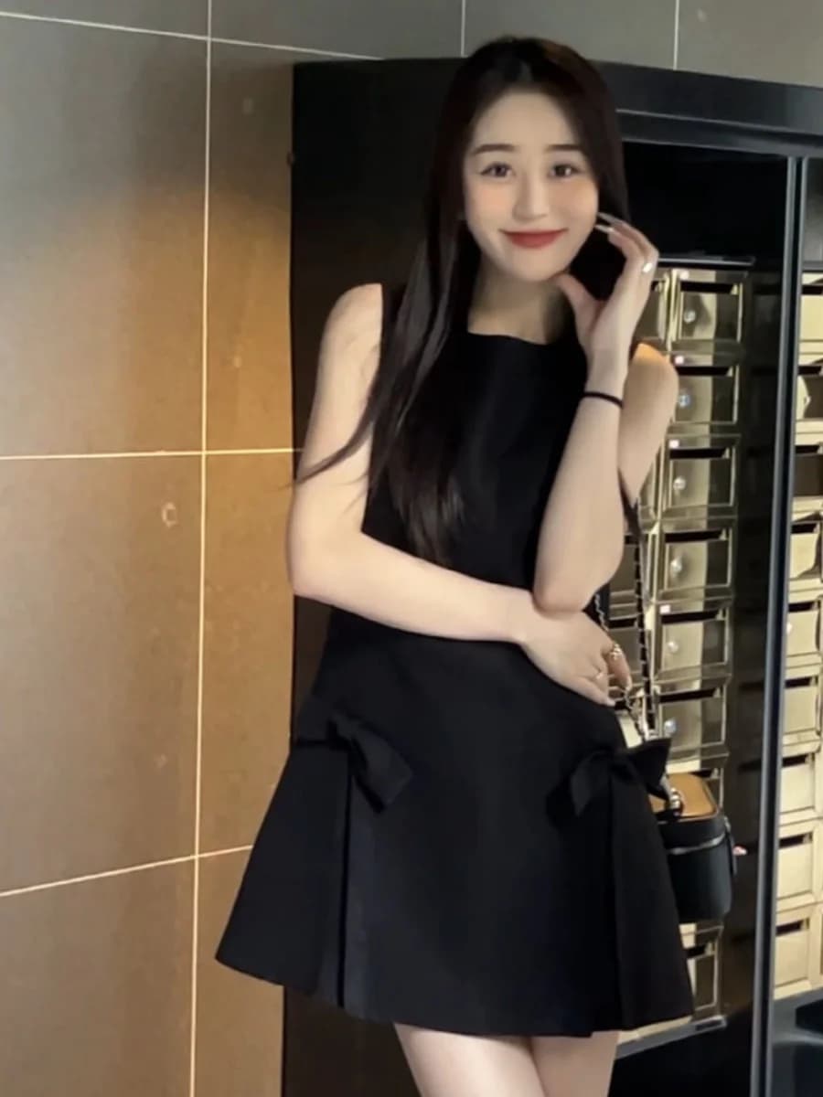 Elegante Abito Classico da Donna Senza Maniche con Collo Rotondo, Nuovo Stile Estate 2026, Mini Abito Nero con Nodo, Gonna Corta