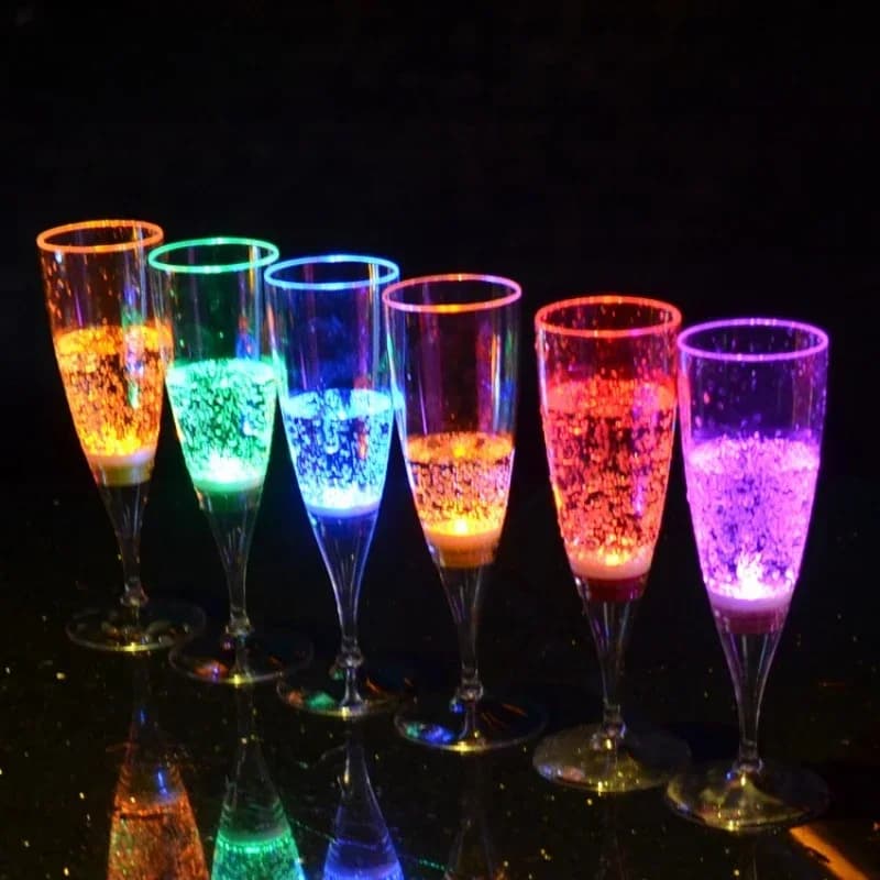 Tazza luminosa a LED da 150 ml Tazze da birra che cambiano colore Sensore d'acqua Tazza emettitore di luce per Neon Party Glow Drinkware Regalo di compleanno