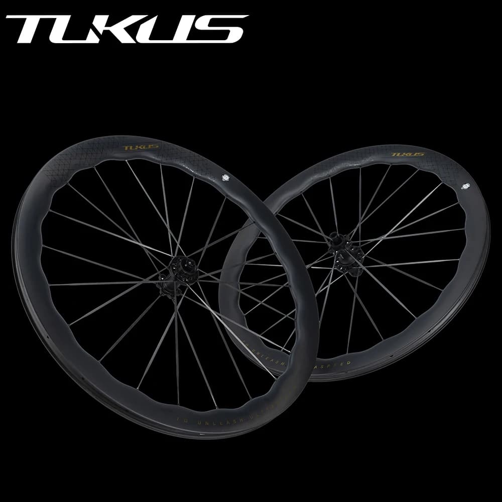 Ruote da corsa TUKUS Ultralight 1375g con rulli a cricchetto 54T, cuscinetti in ceramica, raggi in carbonio e design ondulato per bici da corsa, per l'aggiornamento della tua bicicletta.