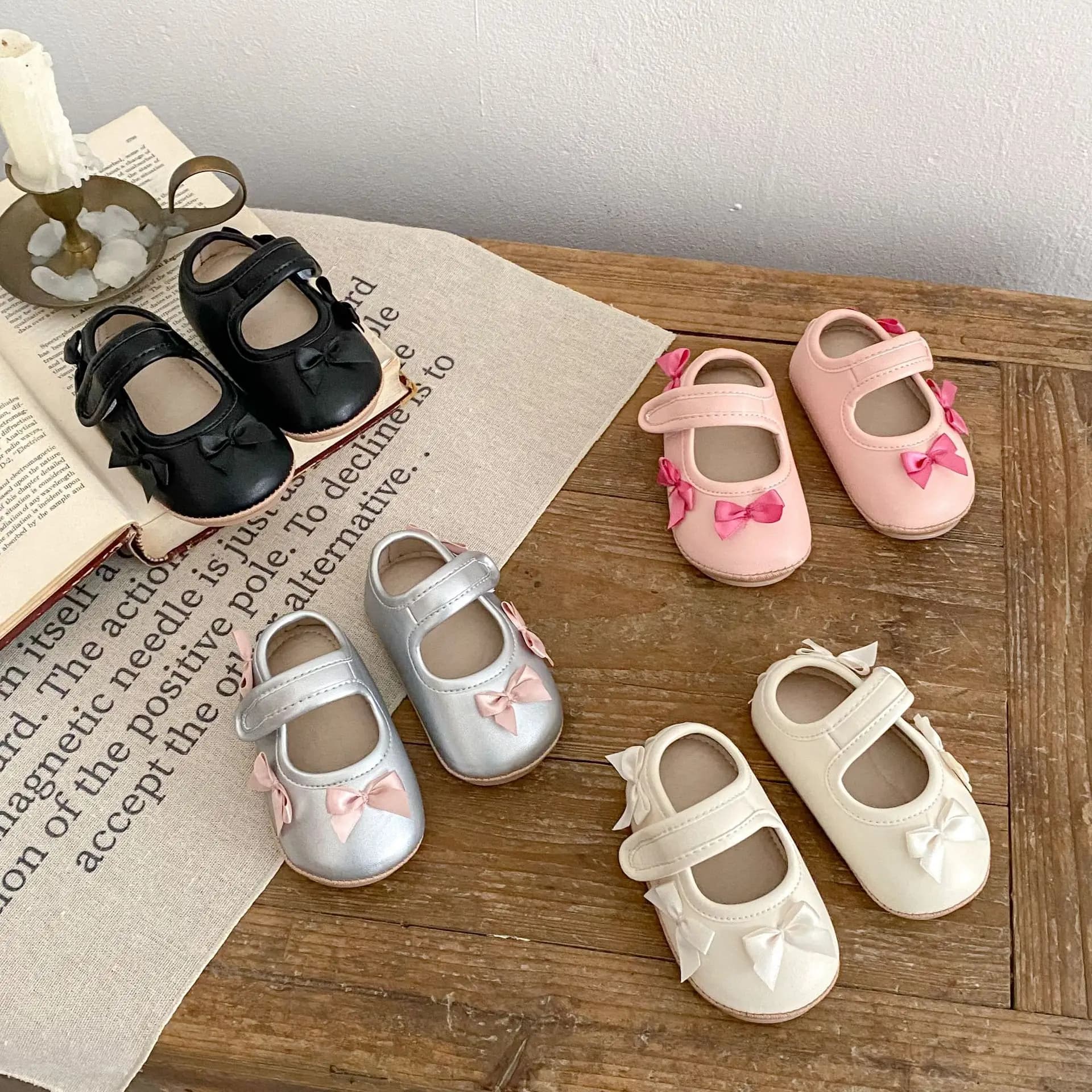 2025 Scarpe estive in pelle PU per bambina Design con fiocco carino Punta tonda Cinturino in velcro Suola morbida Primi camminatori ​