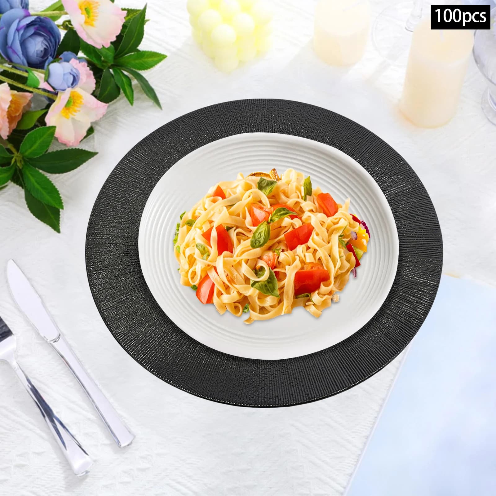 Piatti caricabatterie in PP nero da 100 pezzi sfusi, piatto piano rotondo con vernice a spruzzo 33 * 2 cm per feste di compleanno, vacanze
