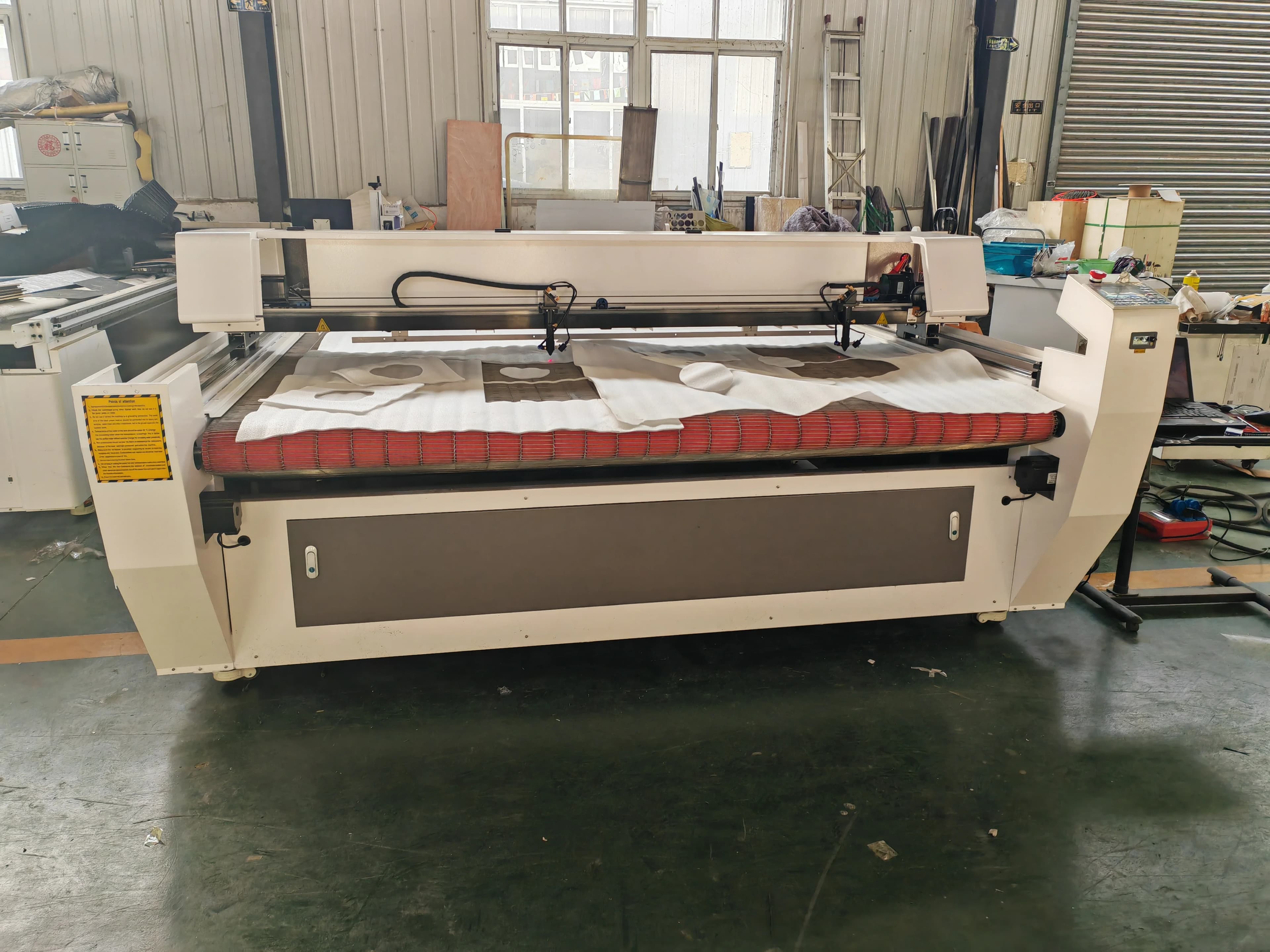 Tagliatrice per incisione laser jeans in tessuto di pelle CNC con alimentazione automatica da 2000 * 3000 mm