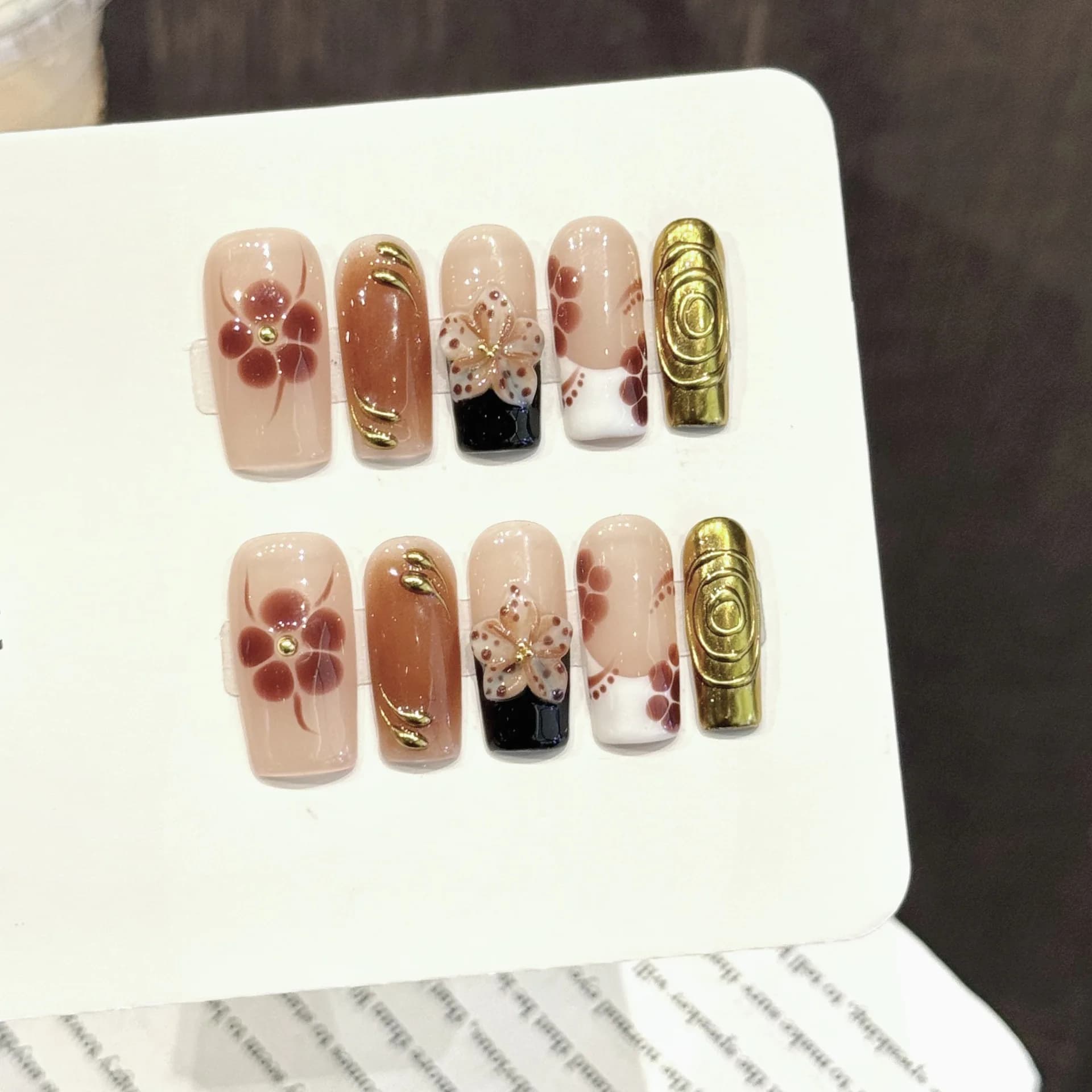 10 pezzi marrone 3D intaglio fiore stampa sulle unghie retro luce lusso unghie finte bara di media lunghezza stile francese unghie finte fatte a mano