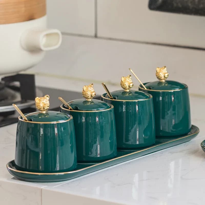 Set di barattoli per condimenti in ceramica verde nordico Forniture da cucina Bottiglie per condimenti per la casa Cucchiaio con coperchio Orso Saliera Contenitore per spezie