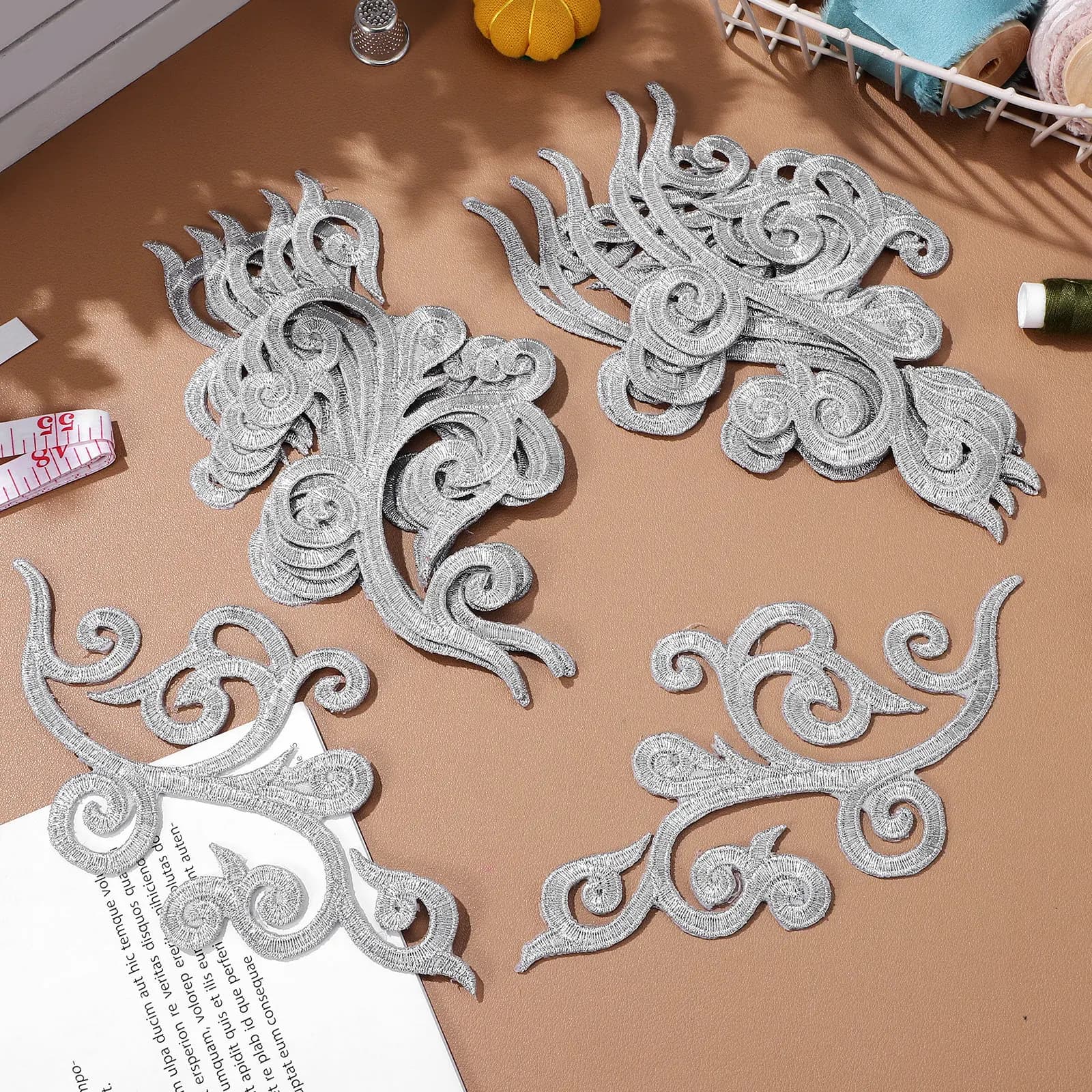 Set di 12 Toppe Decorative Ricamate per Vestiti, Applicazioni Termoadesive, Toppe Floreali Eleganti da Cucire, Kit per Riparazione e Decorazione Abbigliamento