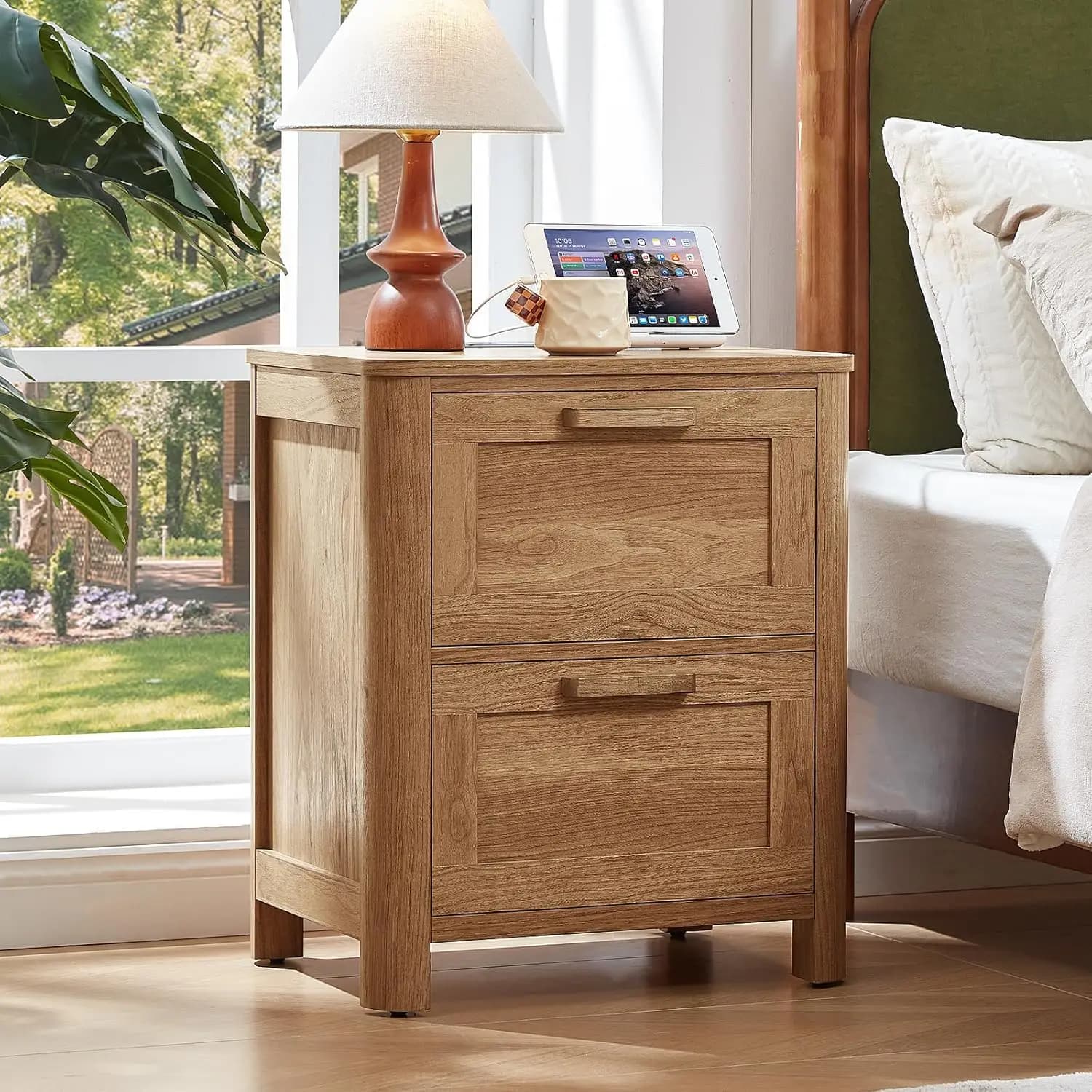 Comodino in Stile Rustico con Stazione di Ricarica, Tavolino da Camera da Letto con 2 Grandi Cassetti e 4 Gambe Rinforzate, Scuro, Personalizzabile