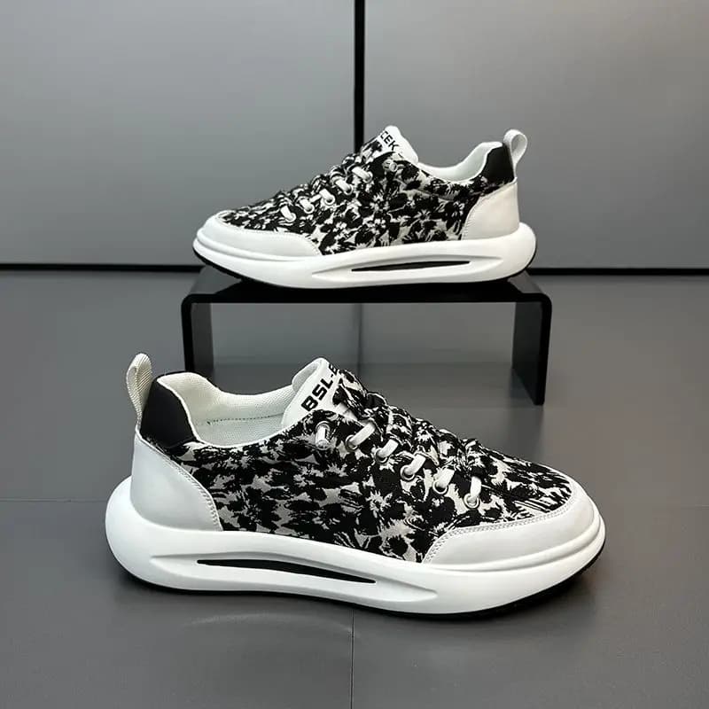 Nuove scarpe versatili alla moda, adatte per sport all'aperto e corsa, da uomo.