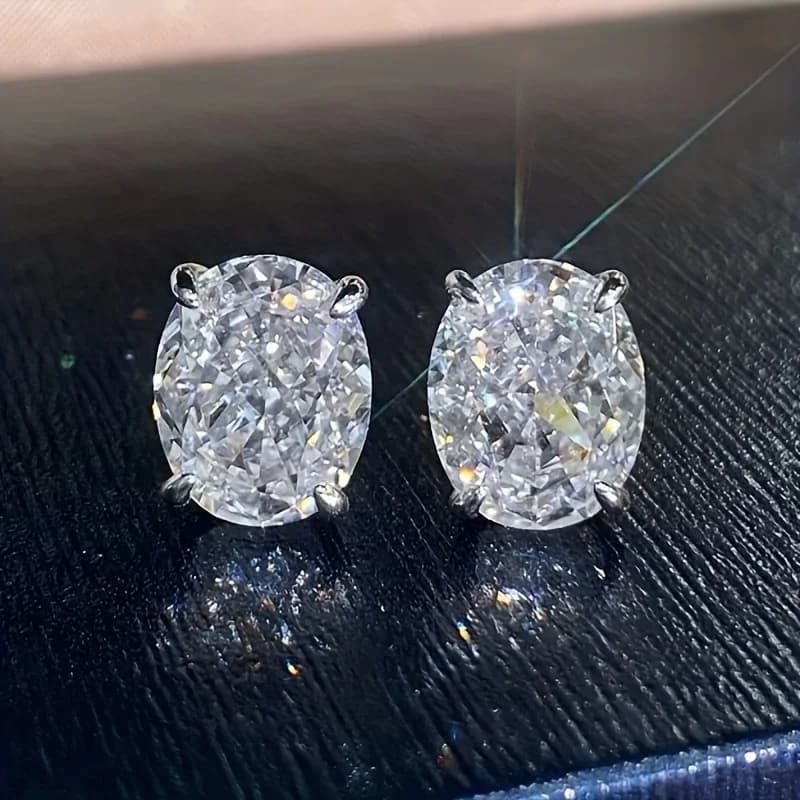 Un paio di orecchini da donna con gemme dal design ovale semplice, intarsiati con zirconi colorati, eleganti e dallo stile casual.