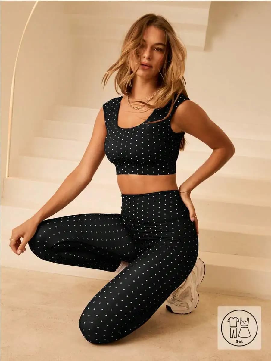 Top corto con stampa a pois e leggings a vita alta, set da allenamento in due pezzi