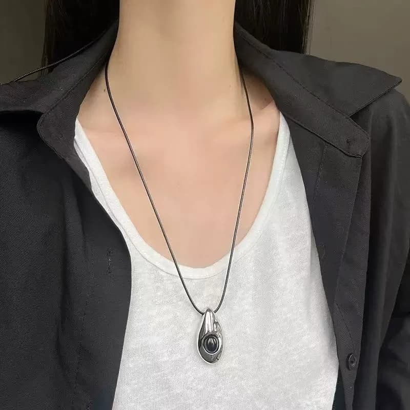Collana con Ciondolo a Goccia in Metallo Stile Coreano per Donne con Corda Nera Catena di Lusso per Maglione Accessorio Versatile per Uso Quotidiano