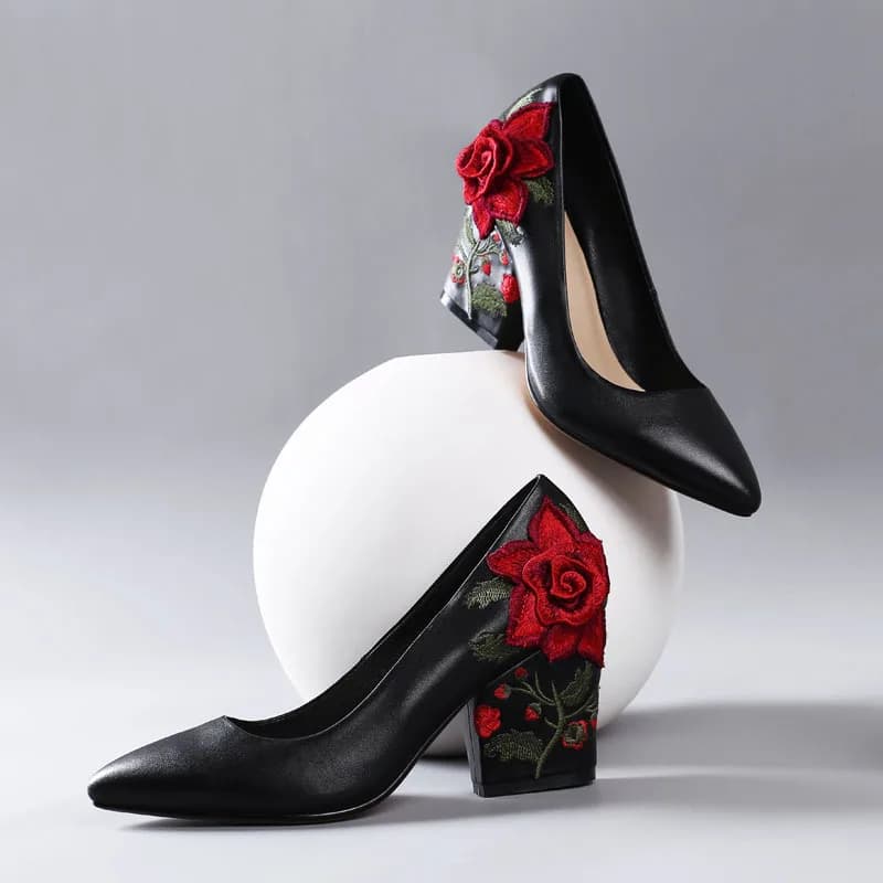 Scarpe da Donna Eleganti con Ricamo a Filo, Tacco a Forma di Rosa Rossa, in Pelle di Vacchetta Nera, Punta Affusolata, Tacco 7,5 cm, Slip-On per Banchetti
