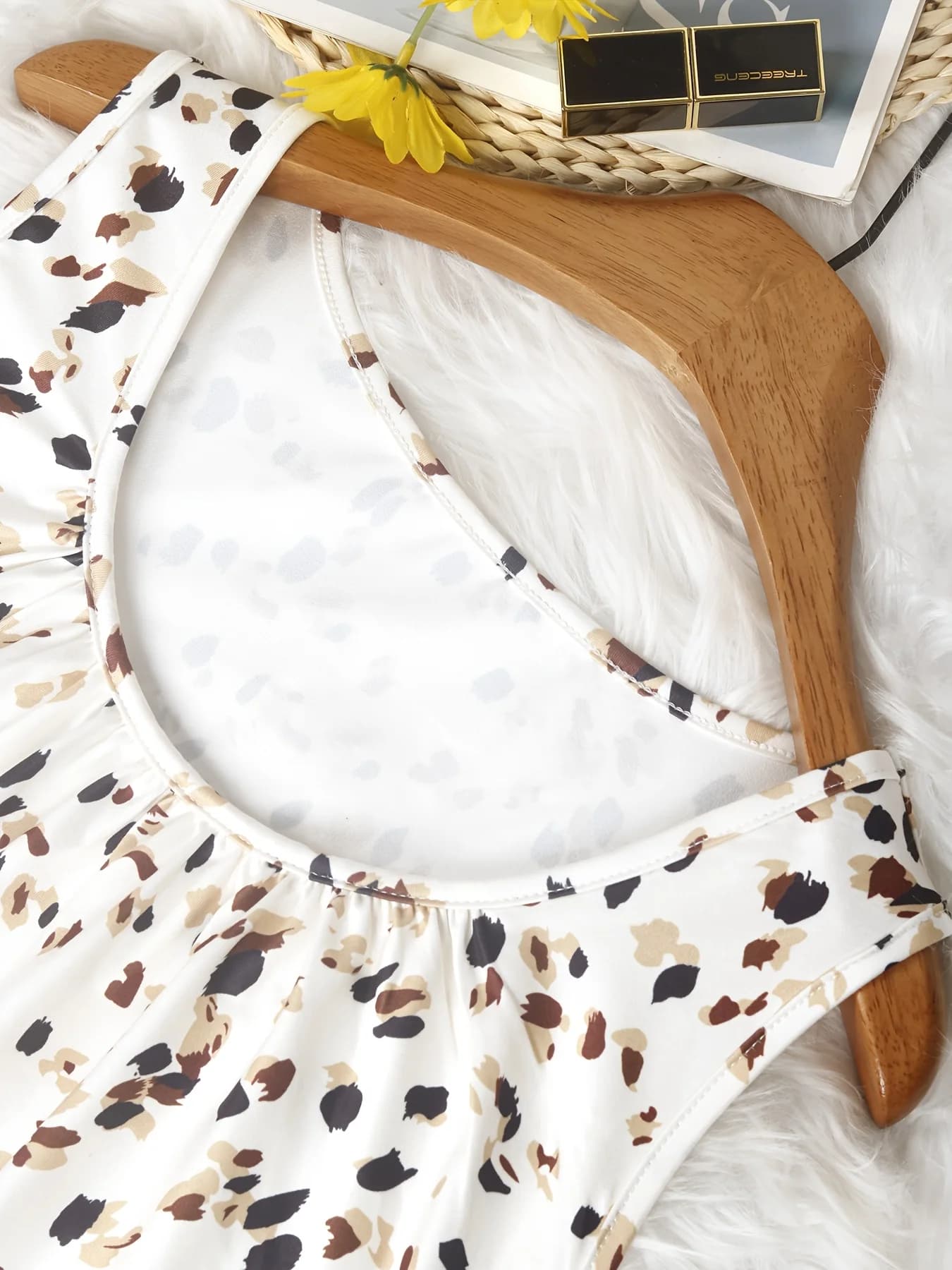 Migliora il tuo guardaroba estivo con questo top a tunica senza maniche da donna taglie forti, caratterizzato da un chic design con stampa leopardata. Perfettamente