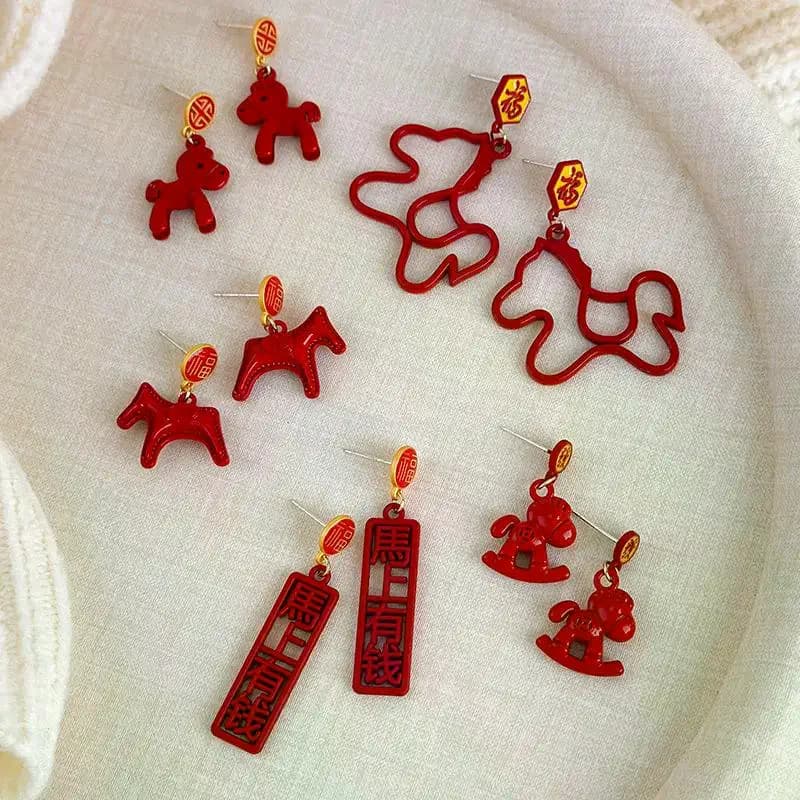 1 paio di orecchini a forma di cavallo in legno rosso alla moda, ciondolo decorativo, fascino rosso, atmosfera festosa, accessori per gioielli di Capodanno, regali