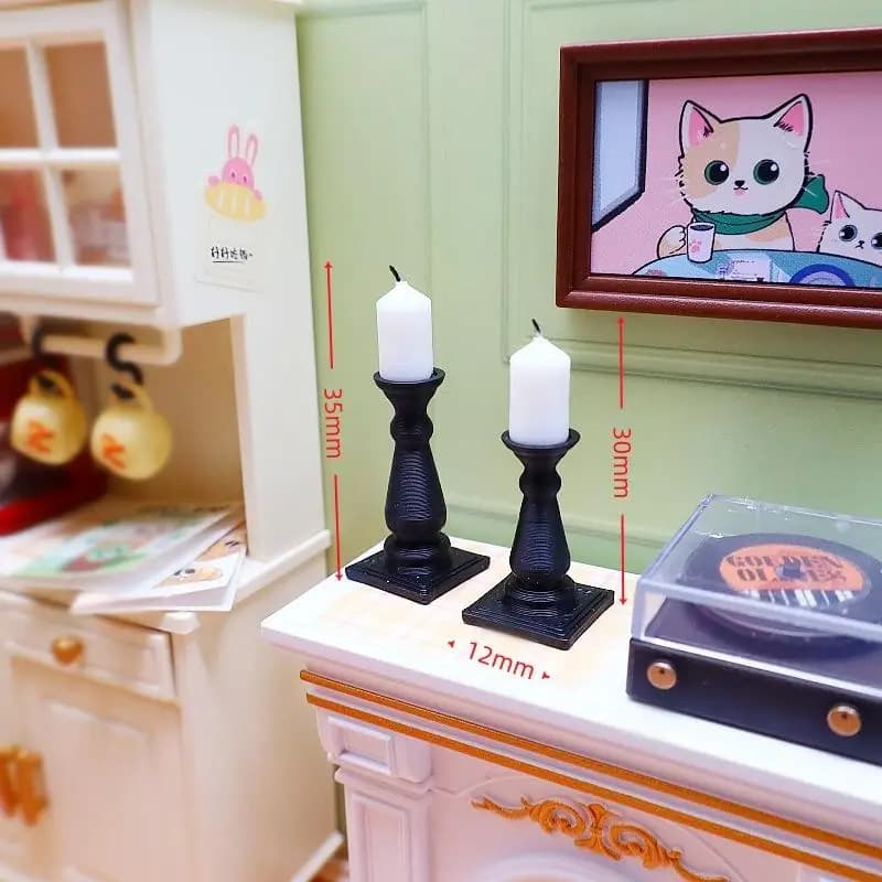 Candele in miniatura per casa delle bambole 1/12 con base per candelabro; set di 4 pezzi di accessori per la decorazione della casa in stile classico