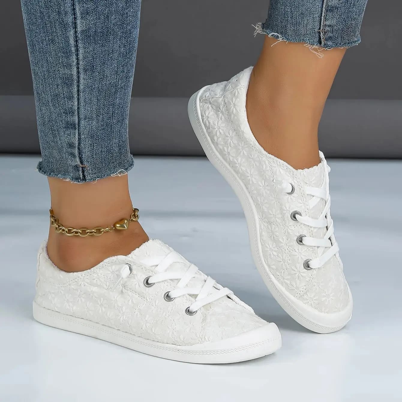 Women's Casual Bianche sneakers with Floral Embroidery - Lightweight, Slip-On and with Laces