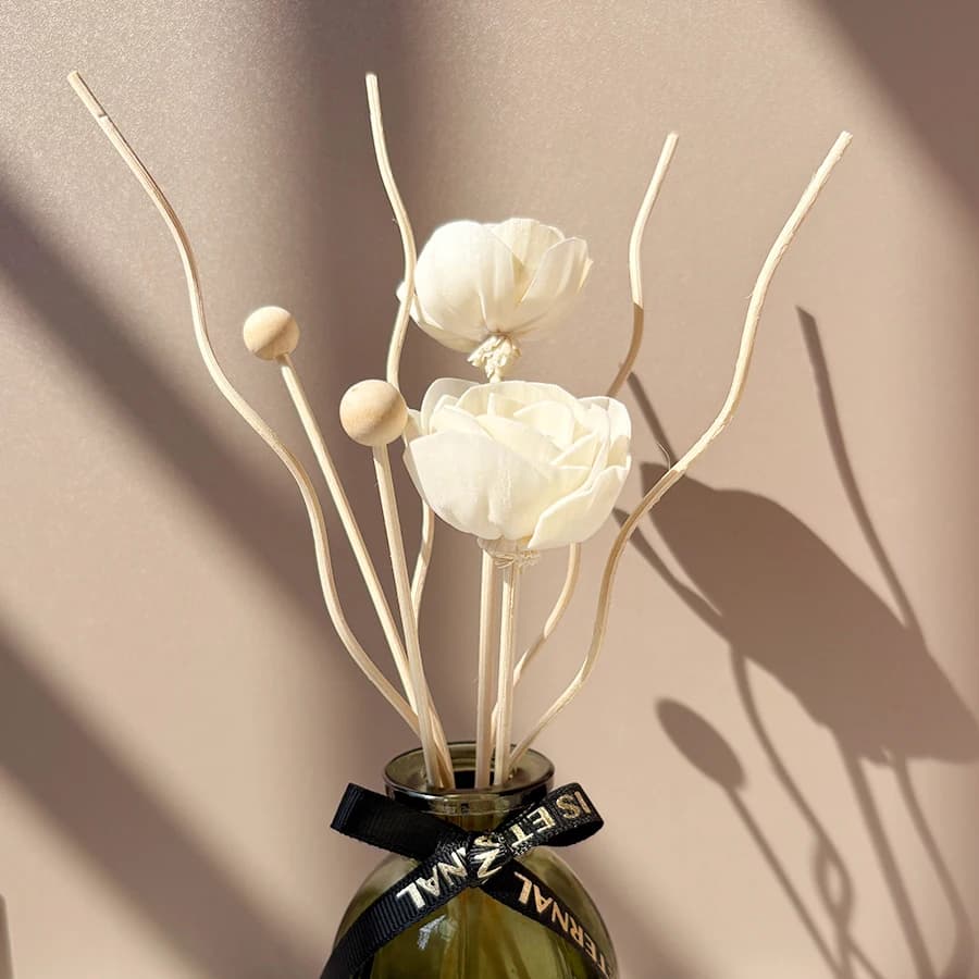 Diffusore in stick per aromaterapia in rattan da 8 pezzi, comprese 2 fiori di gelsomino, 2 perline di legno e 4 bastoncini per aromaterapia ad ancia, per uso interno