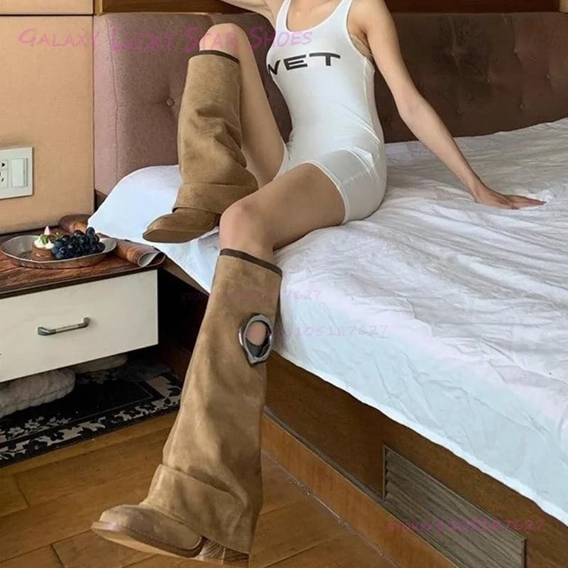 Women boots in brown suede with silver metal rings, big heel, square tip, soft, pleated, knee, black, spring