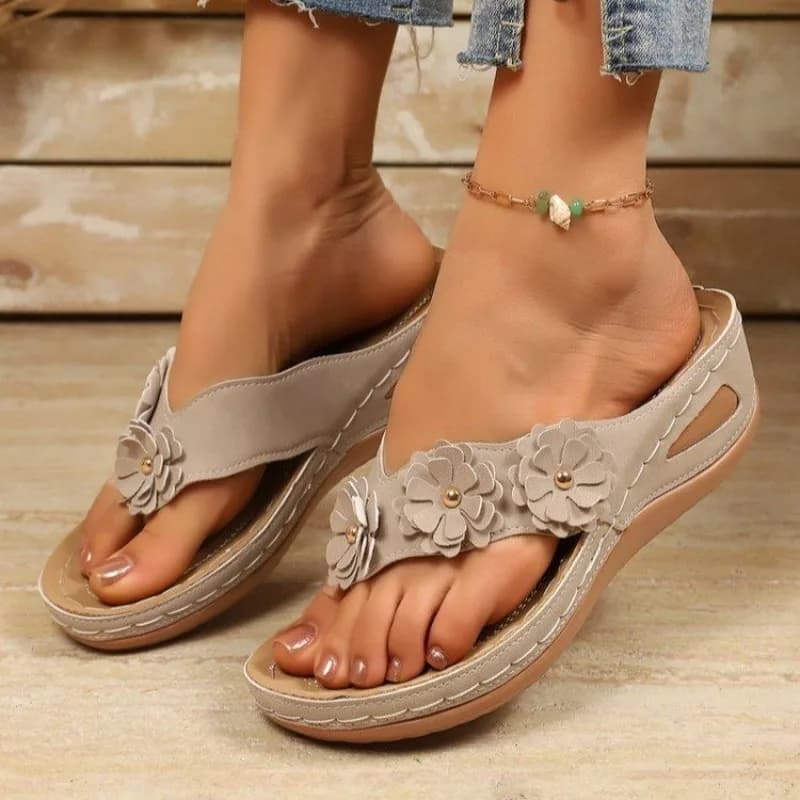 Sandali Donna con Zeppa e Decorazioni Floreali in Metallo 2026, Comodi, Morbidi, Antiscivolo, Estivi da Spiaggia, Casual con Suola Spessa