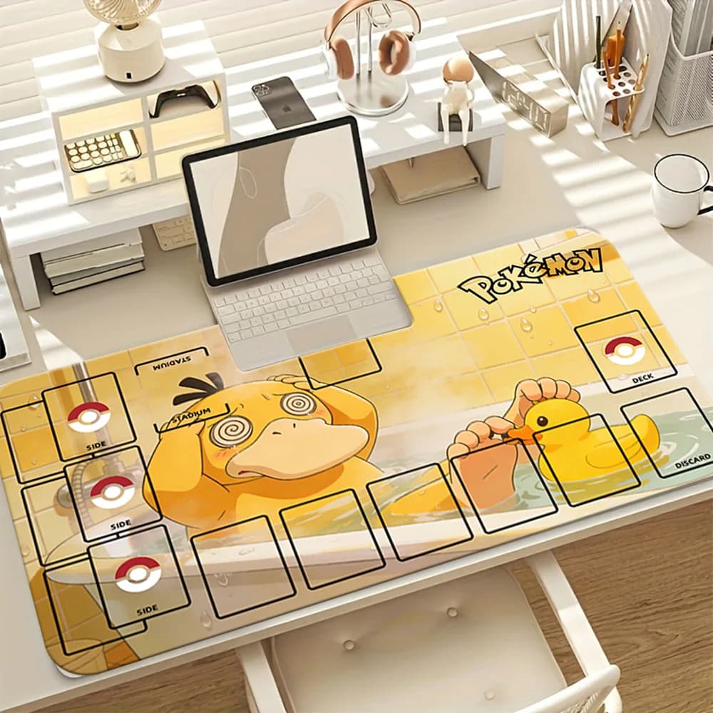Tappetino da Gioco Psyduck Bath Time Pokemon TCG, Grande Tappetino per Mouse da Gioco con Zone per Carte, Tappetino Antiscivolo per Giochi di Carte Collezionabili