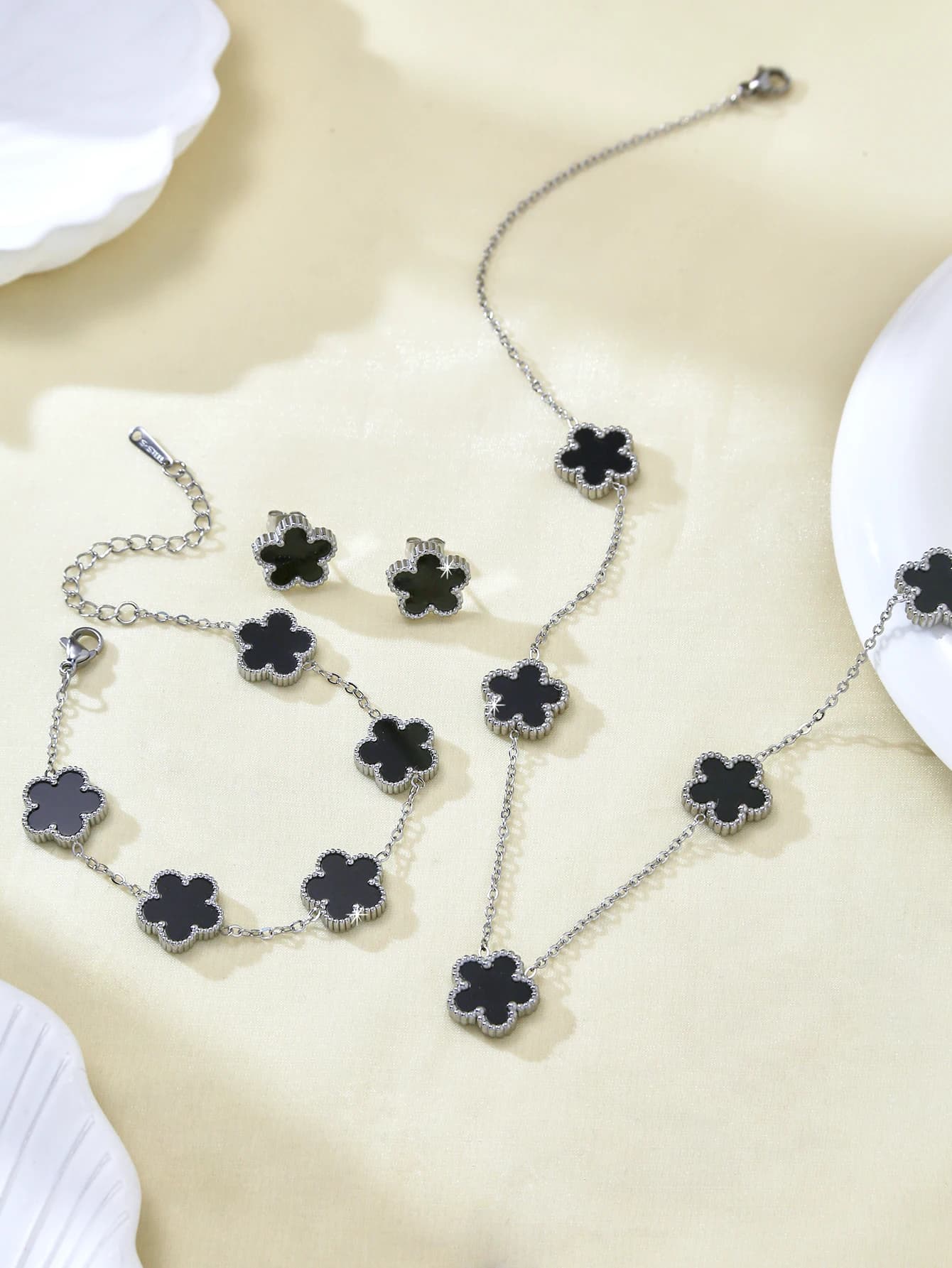 1 Pezzo Set di Gioielli Femminili in Acciaio Inossidabile con Cinque Fiori, Stile Lussuoso e Raffinato, Collana, Bracciale e Orecchini
