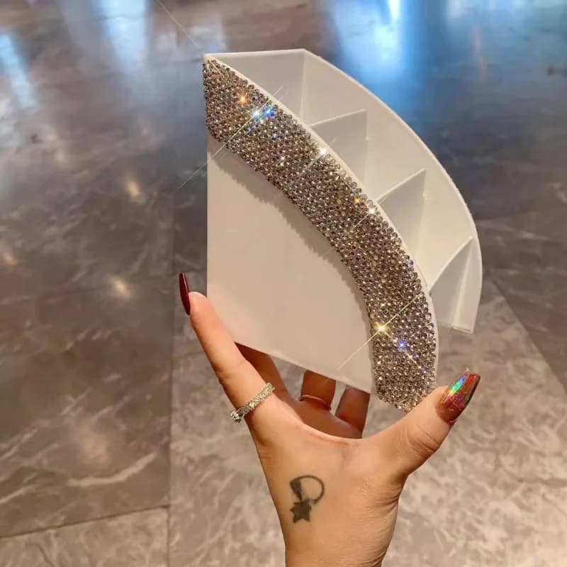 Una creativa scatola portaoggetti compartimentata con diamanti incastonati per pennelli da trucco da scrivania di lusso leggero