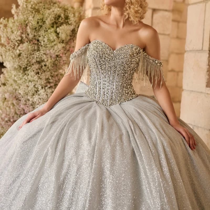Abiti stile Quinceanera argentati lucidi con spalle scoperte Abito da ballo dolce 16 Abito con perline Crytal Bow Tull Festa di compleanno Abiti 15 De
