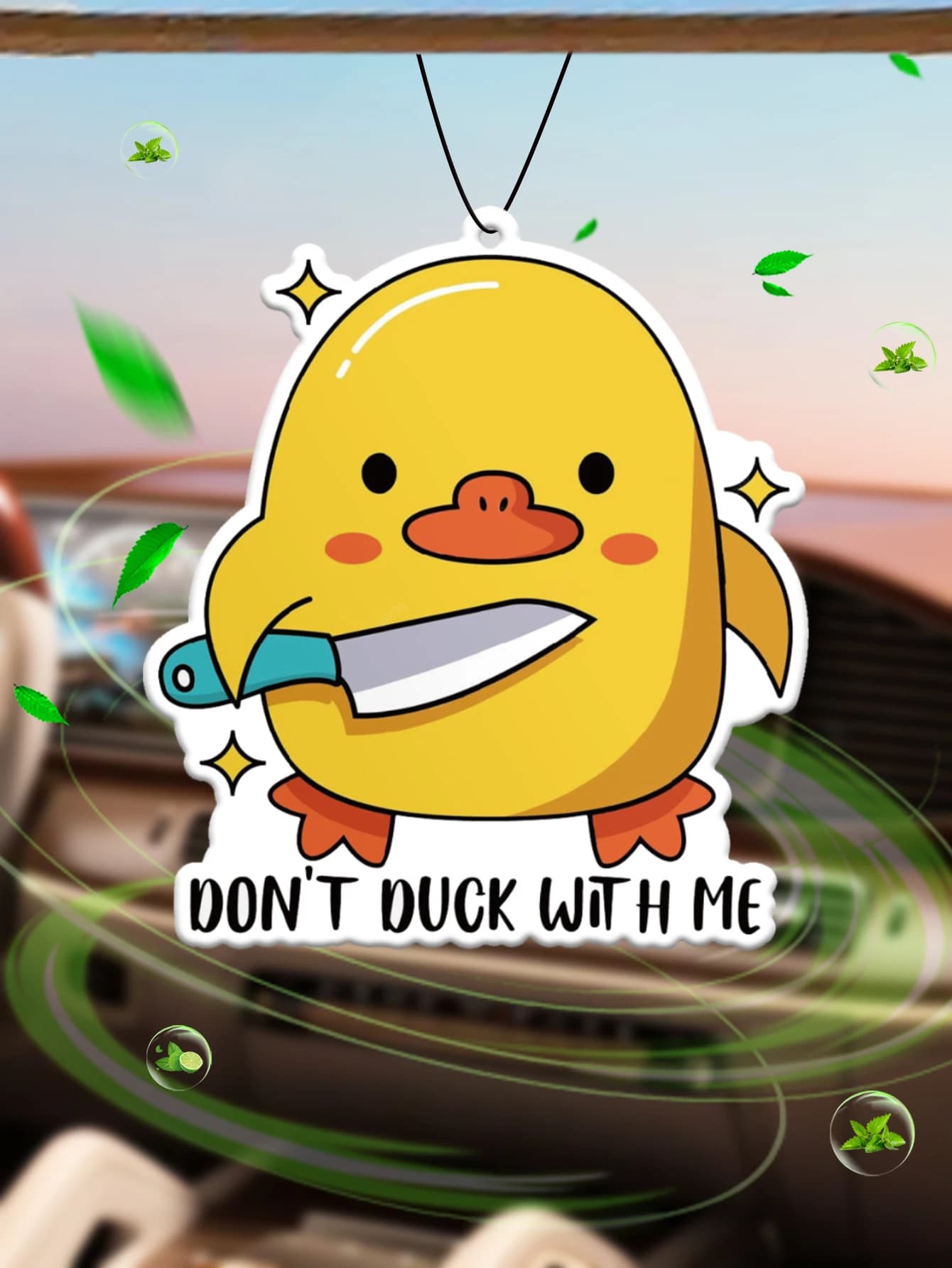 Non Nascondermi con me: Deodorante per auto Dangerously Cute Duck Hilton (Fragranza per hotel) | Ciondolo per specchietto retrovisore e clip per presa d'aria a doppio uso | Compresse per Aromaterapia in Materiale Naturale | Fragranza a Lunga Durata per 90 Giorni | Senza alcol | Non timorato del sole | Appositamente Progettato per Deodorizzare Auto, Armadi e Bagni. | Motivi di animazione cartoonesca | Unisex | Fragranza di Lusso |