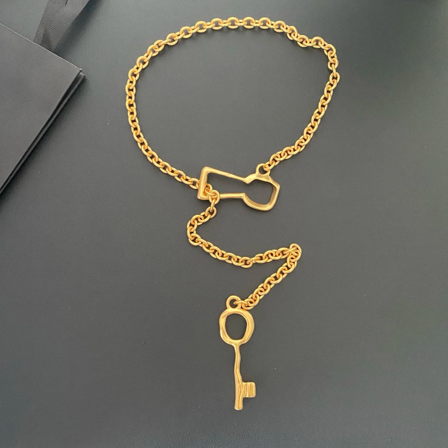 Europa ottone placcato oro maglione catena pendente serratura fibbia collana lunga tendenza gioielli donna